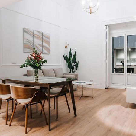 Stunning Apartment Near Gran Via Metro Madrid Luaran gambar