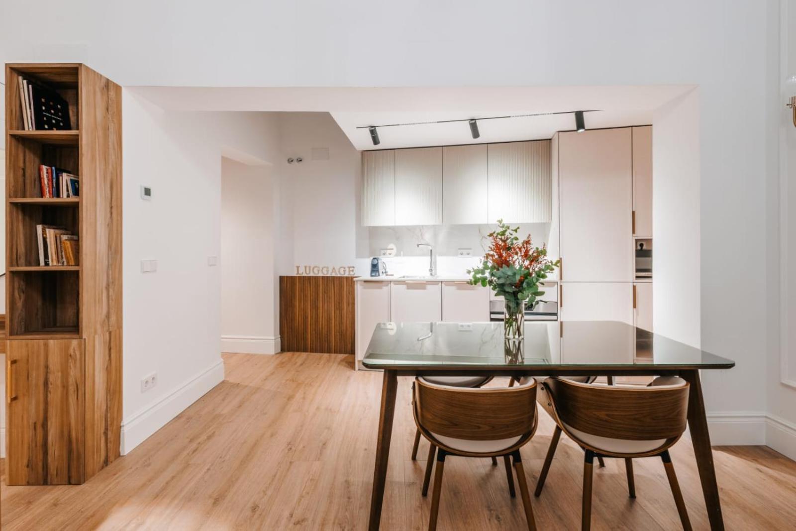 Stunning Apartment Near Gran Via Metro Madrid Luaran gambar