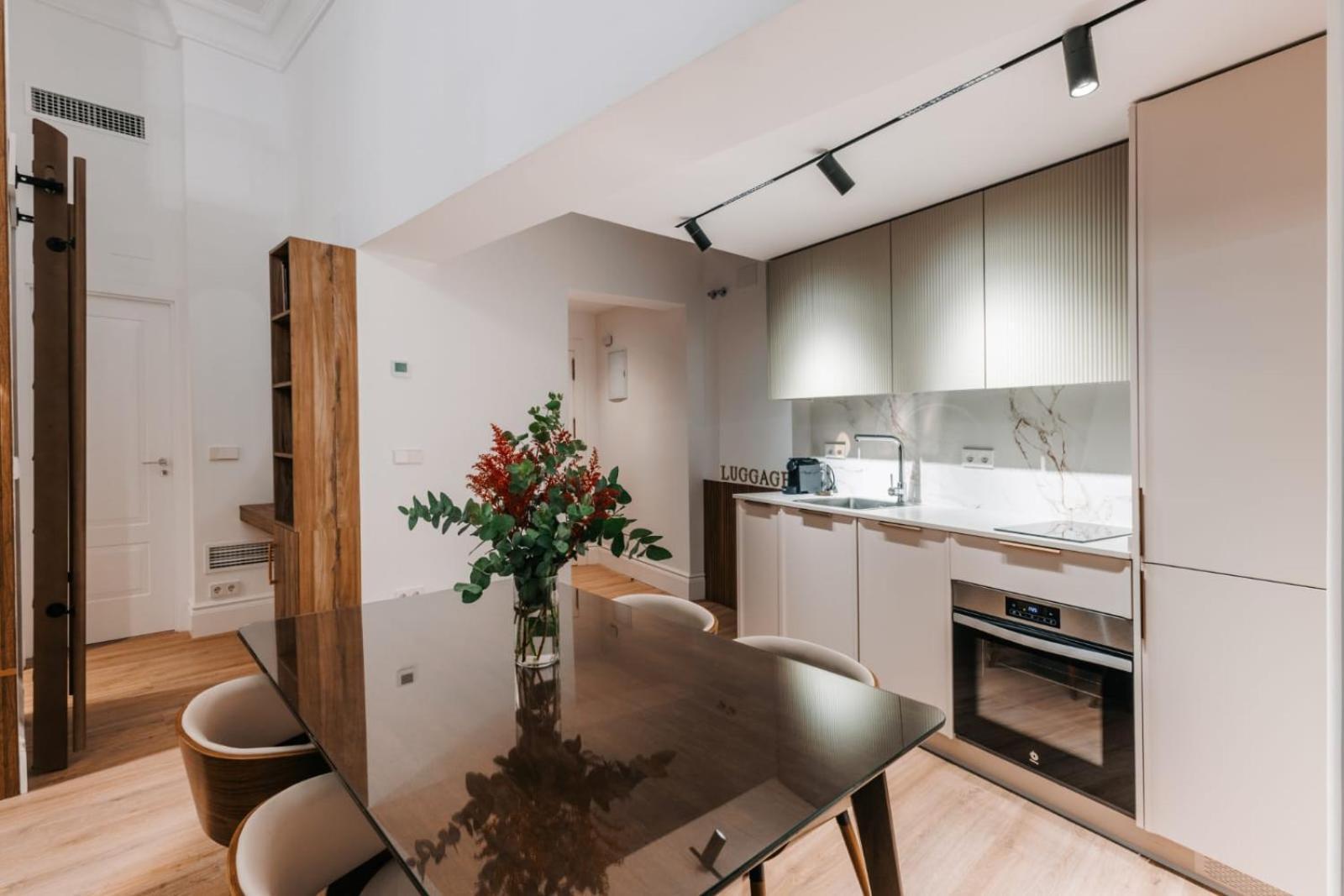Stunning Apartment Near Gran Via Metro Madrid Luaran gambar