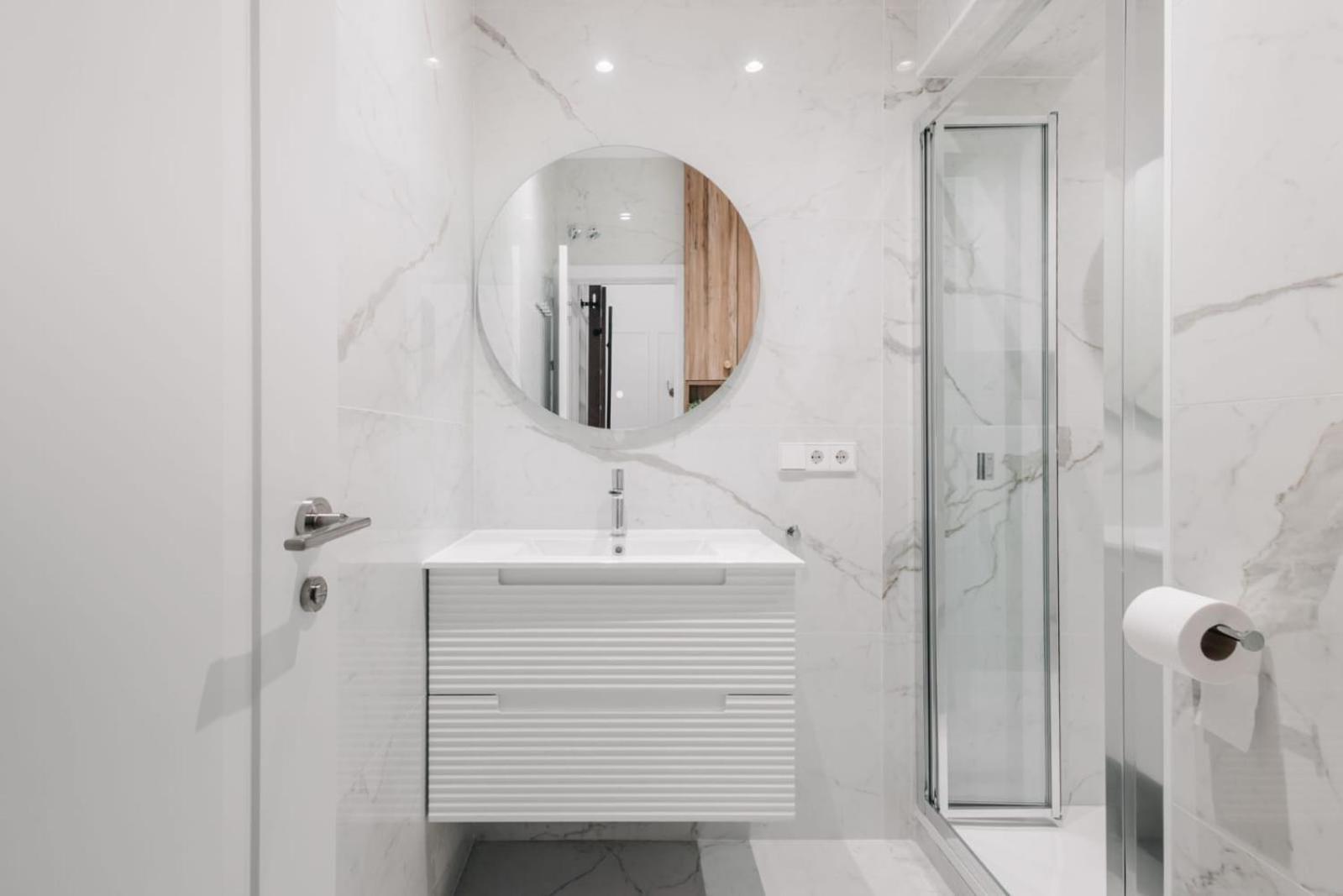 Stunning Apartment Near Gran Via Metro Madrid Luaran gambar