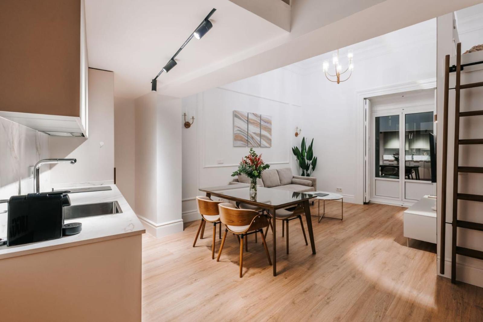 Stunning Apartment Near Gran Via Metro Madrid Luaran gambar