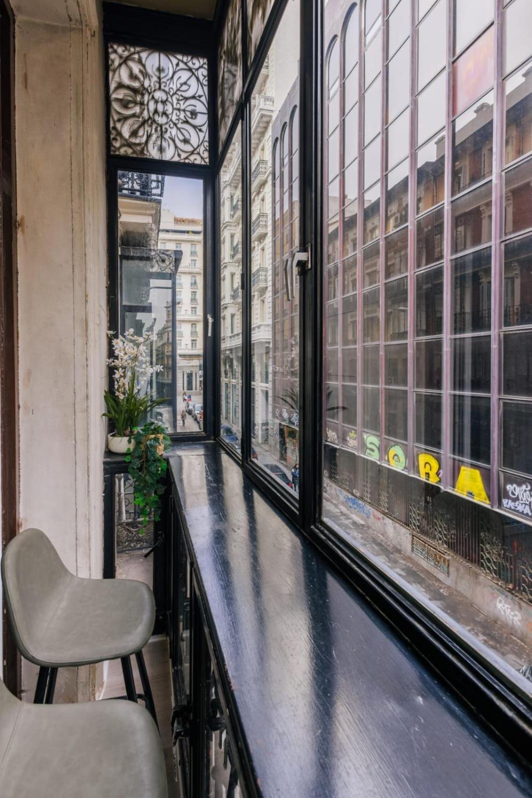 Stunning Apartment Near Gran Via Metro Madrid Luaran gambar