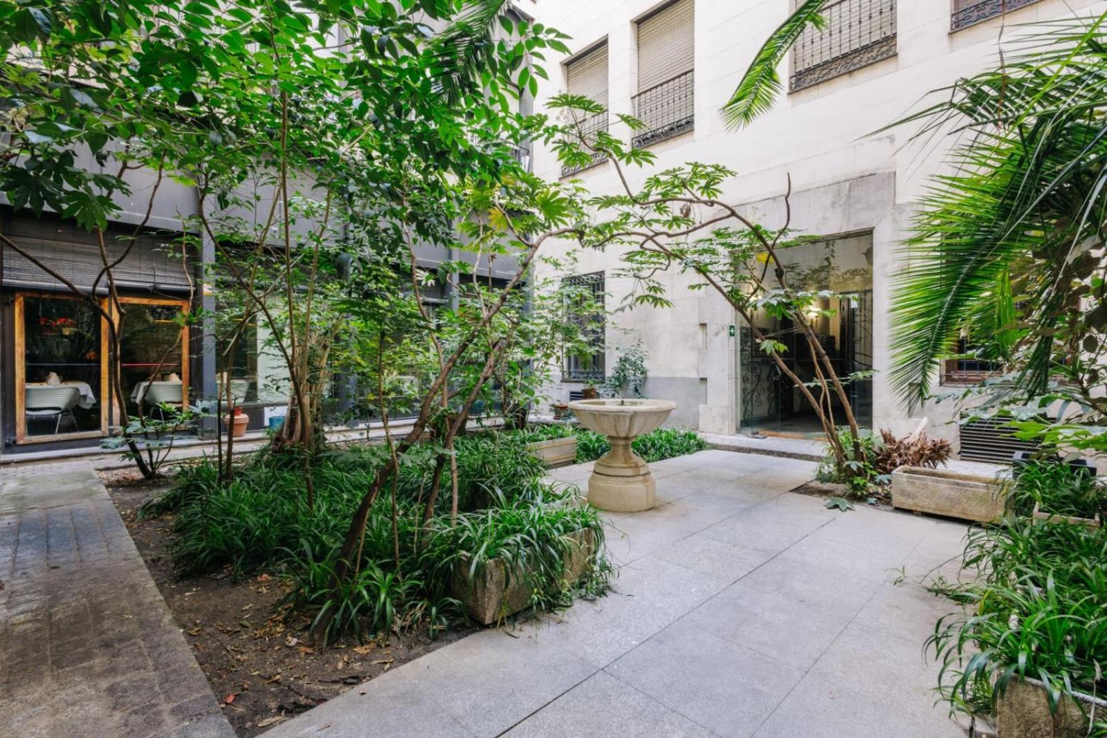 Stunning Apartment Near Gran Via Metro Madrid Luaran gambar
