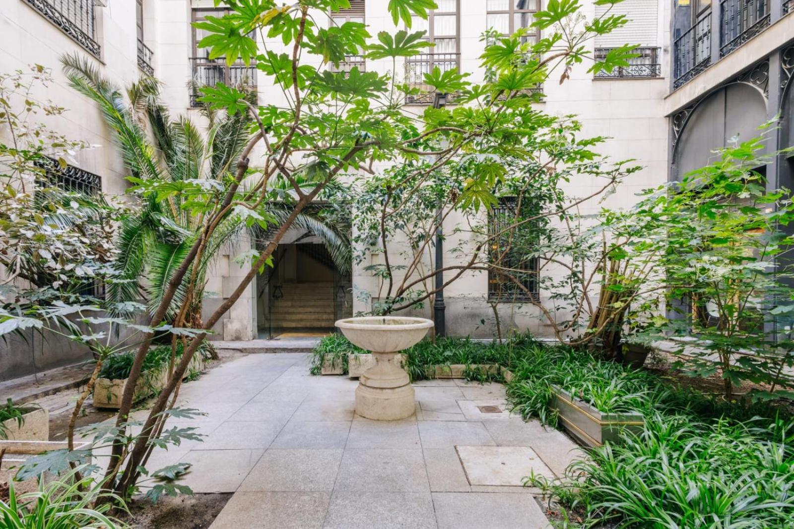 Stunning Apartment Near Gran Via Metro Madrid Luaran gambar